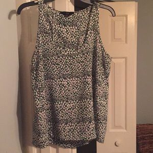 Fun, scoop neck sleeveless shirt with open back! M